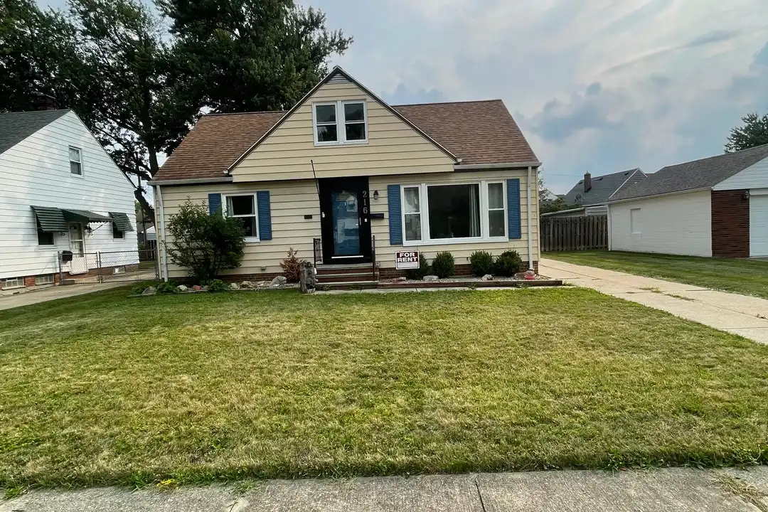 216 E 328th St – photo 1