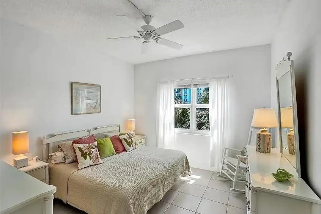 400 N Riverside Dr - View 3