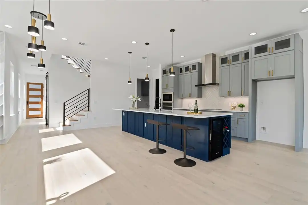 501 Burton St E - View 4