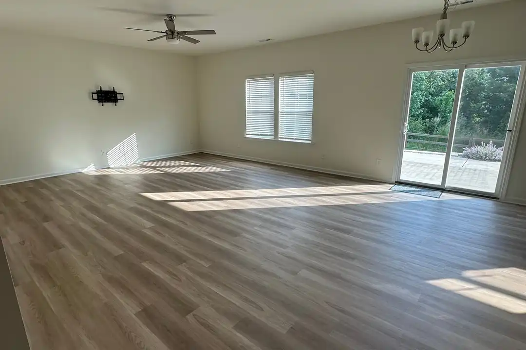 423 Bassett Ln - View 4