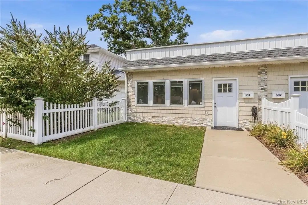 534 Bellmore Rd – photo 1 of 15