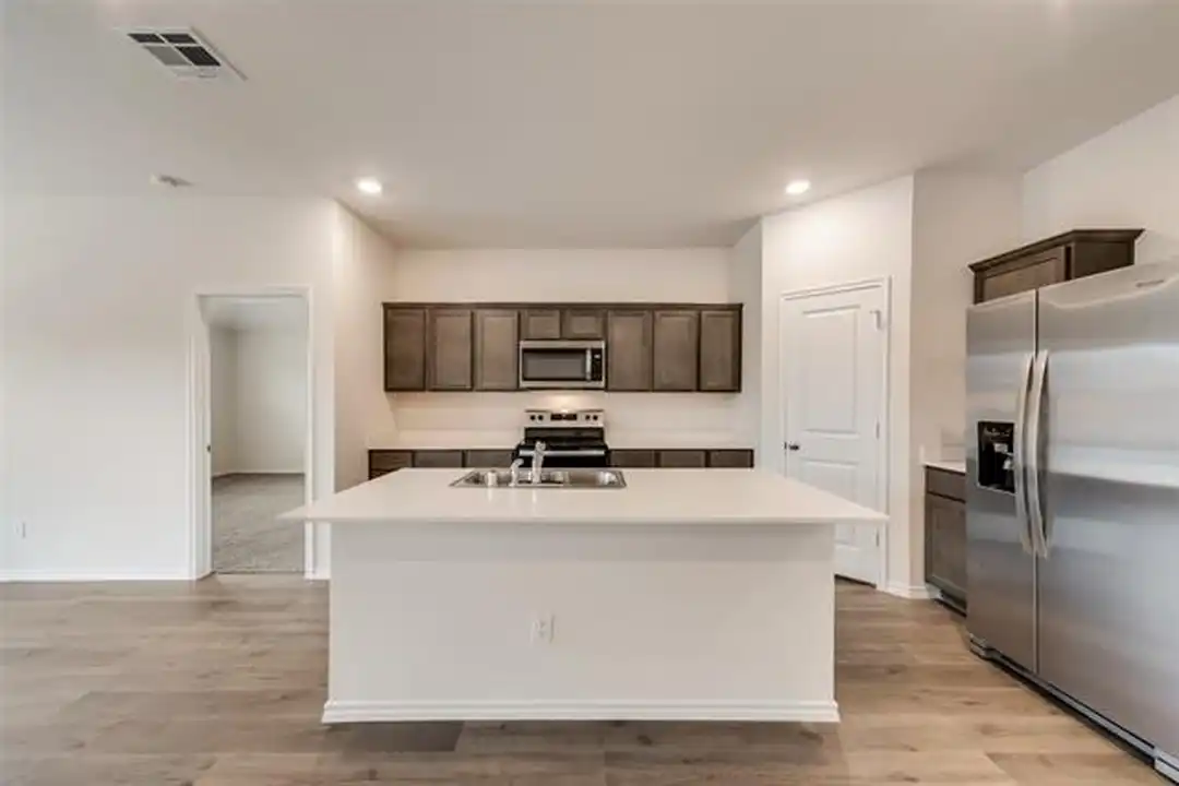 1131 Elijah Wy - More