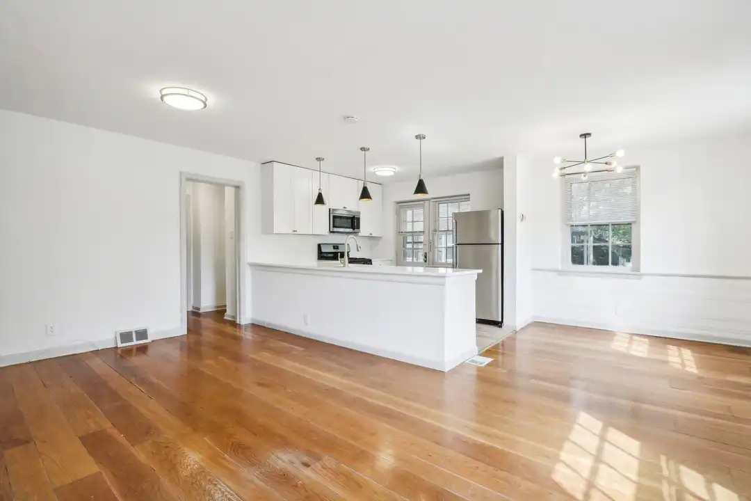 2910 Midvale Ave - More