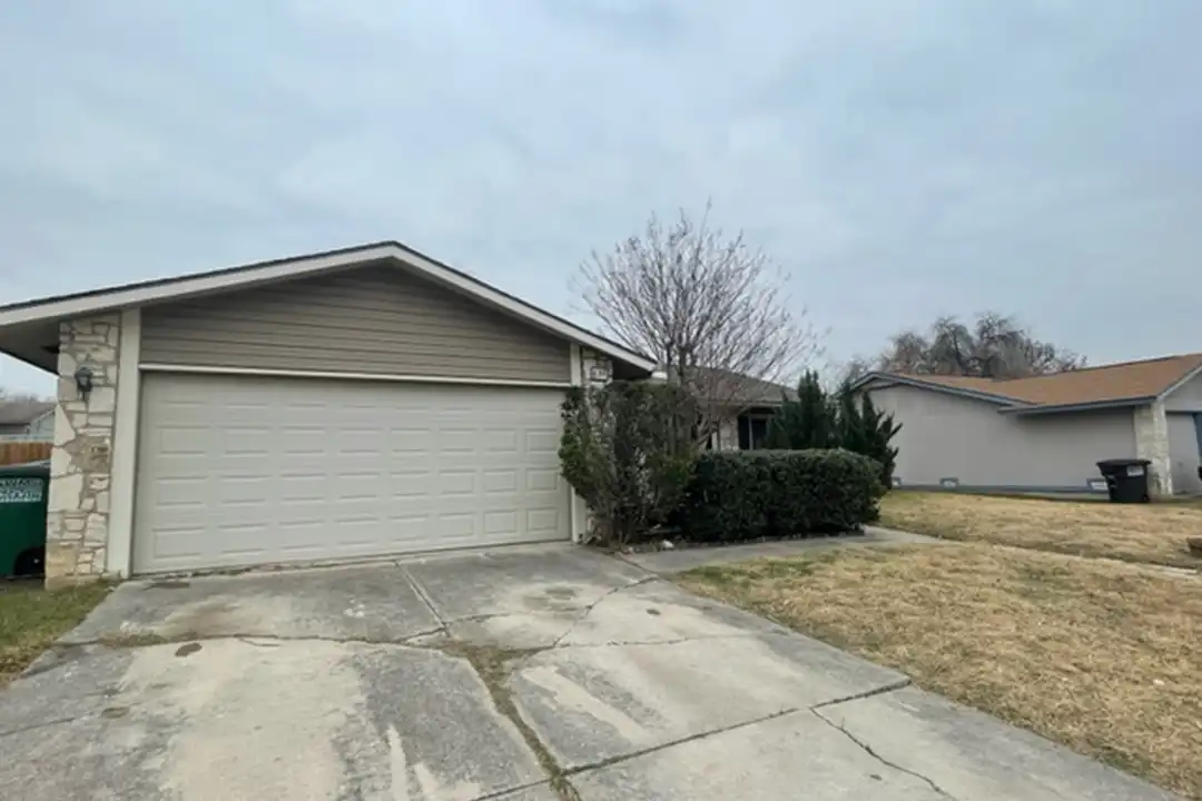 838 Saddlebrook Dr - View 2