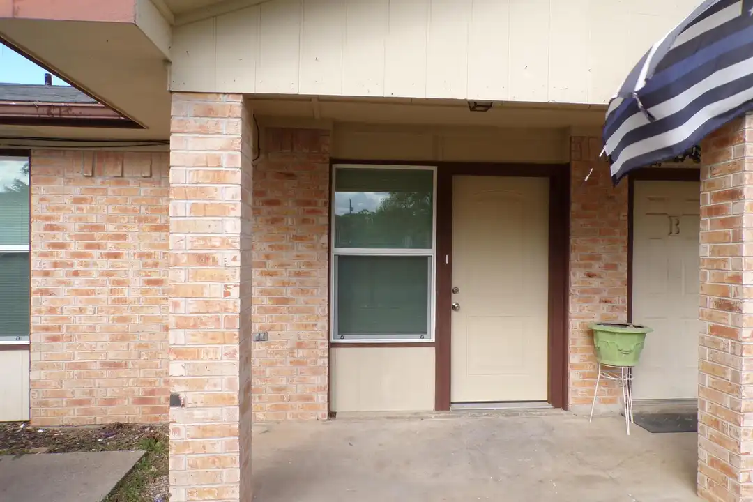 1904 Ridgeview Dr – photo 1 of 14