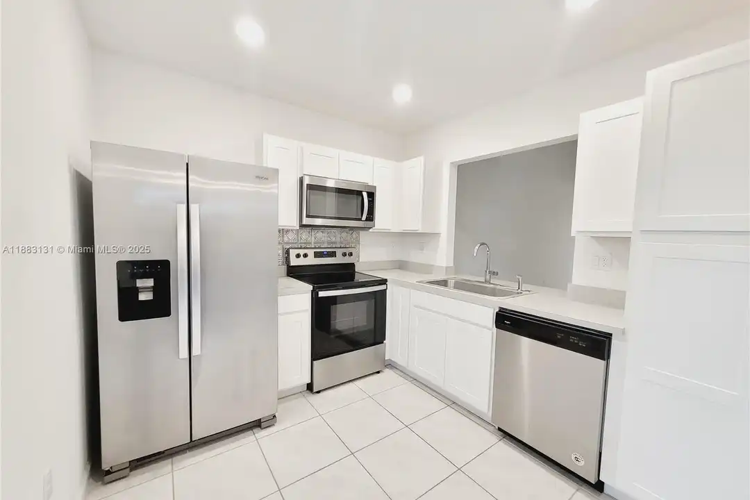 541 NE 4th Ln - View 5