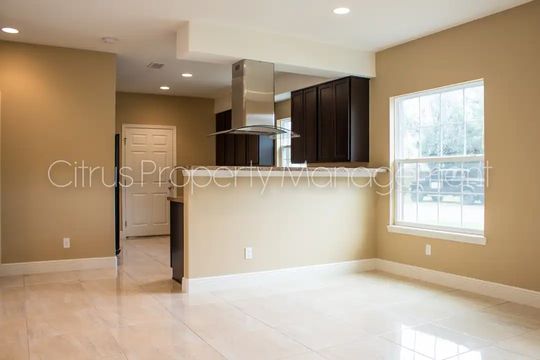 2419 S Shine Ave – pohled 2
