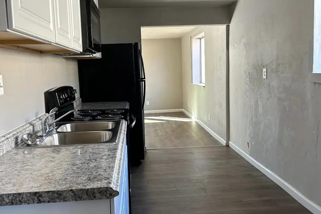 212 W Blacklidge Dr - More