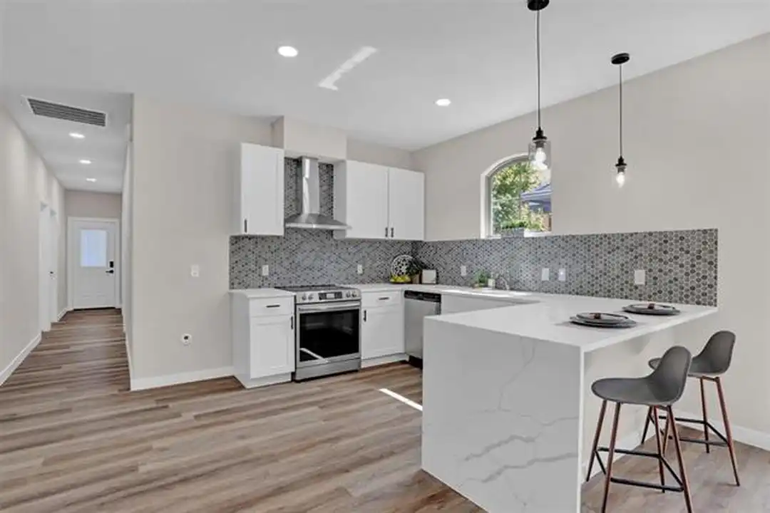705 E Hanna St - View 6
