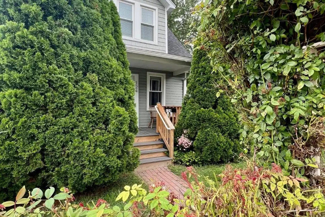 124 W Franklin St – photo 1 of 21