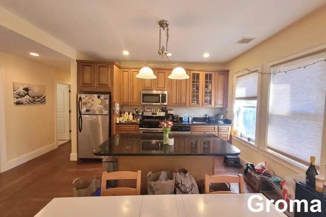 Apartment in Mission Hill - View 2