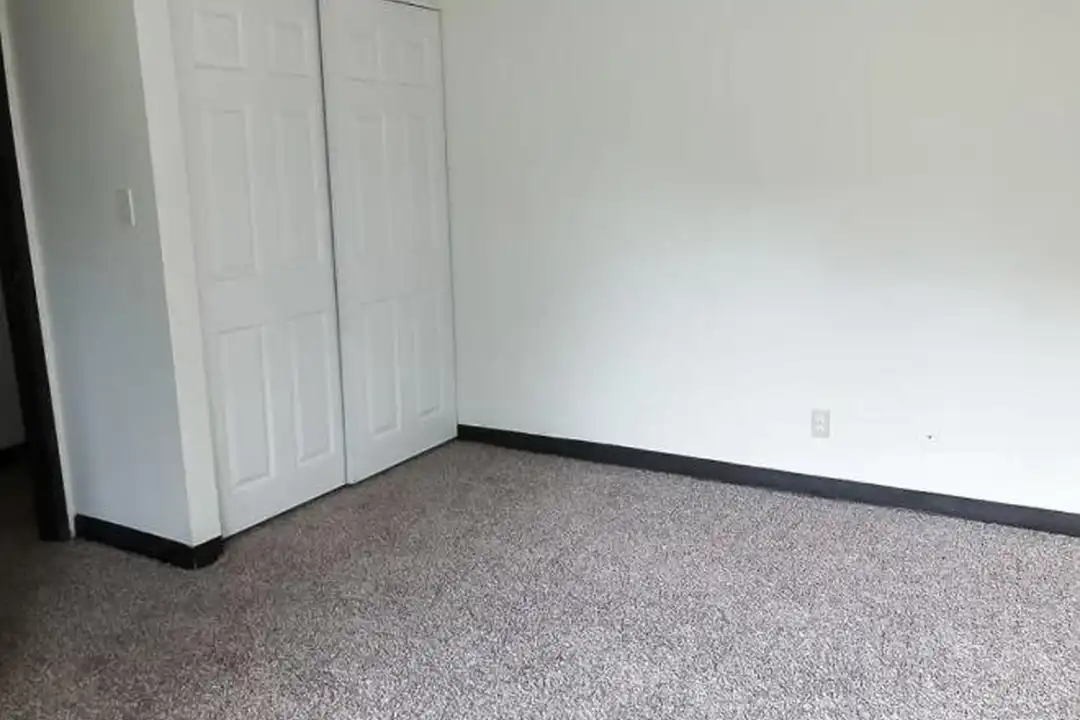 505 Oakview Dr – photo 1 of 5