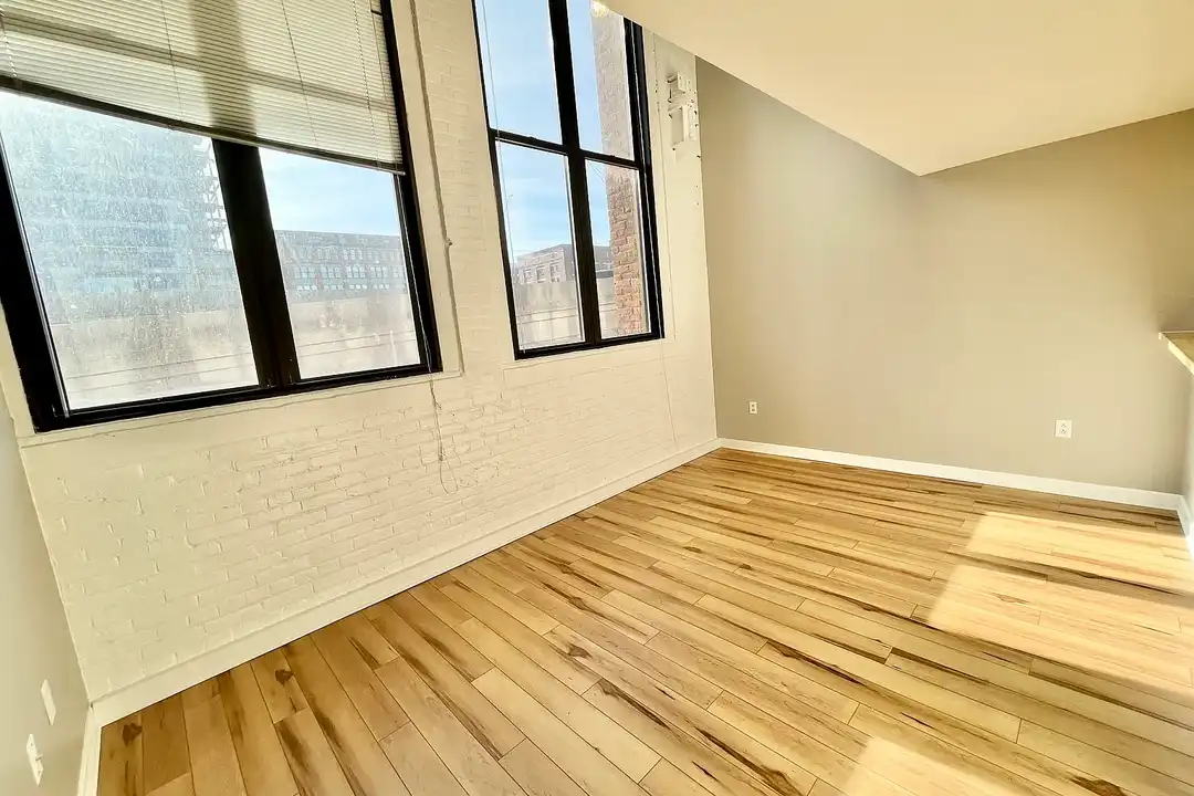 1133 W 9th Street – photo 1