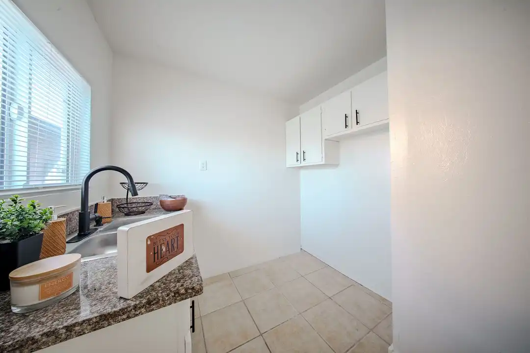 Apartment in Long Beach - View 4