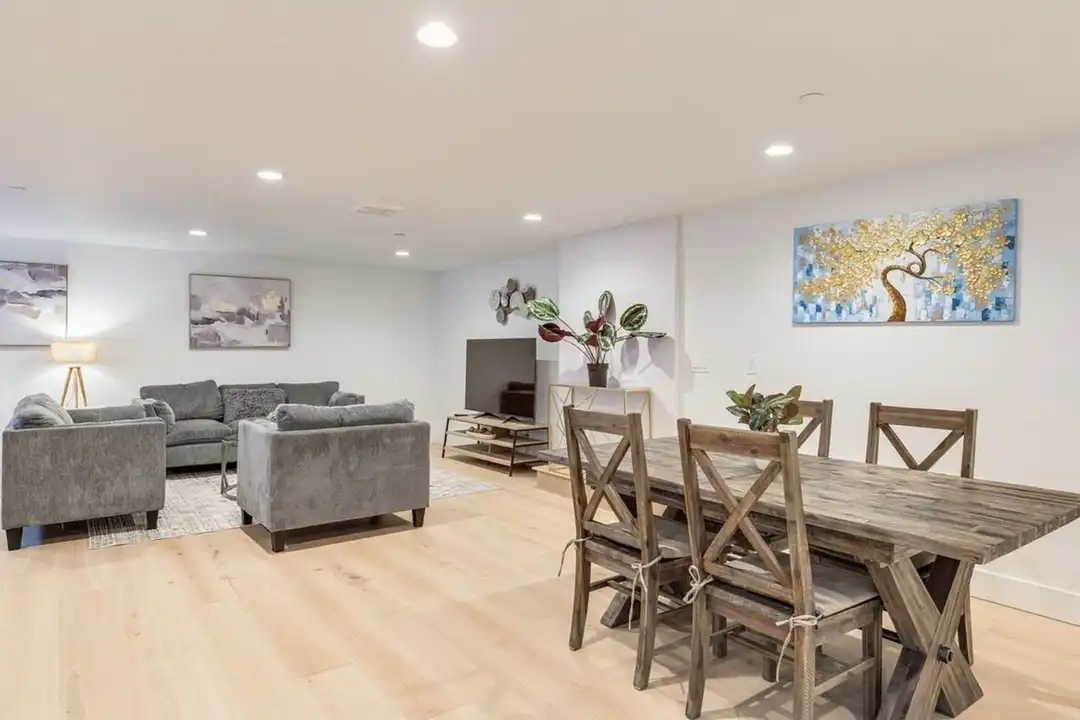 House in Bellevue - View 6
