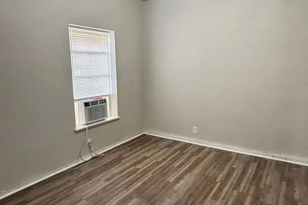 206 E Sabine St - View 3