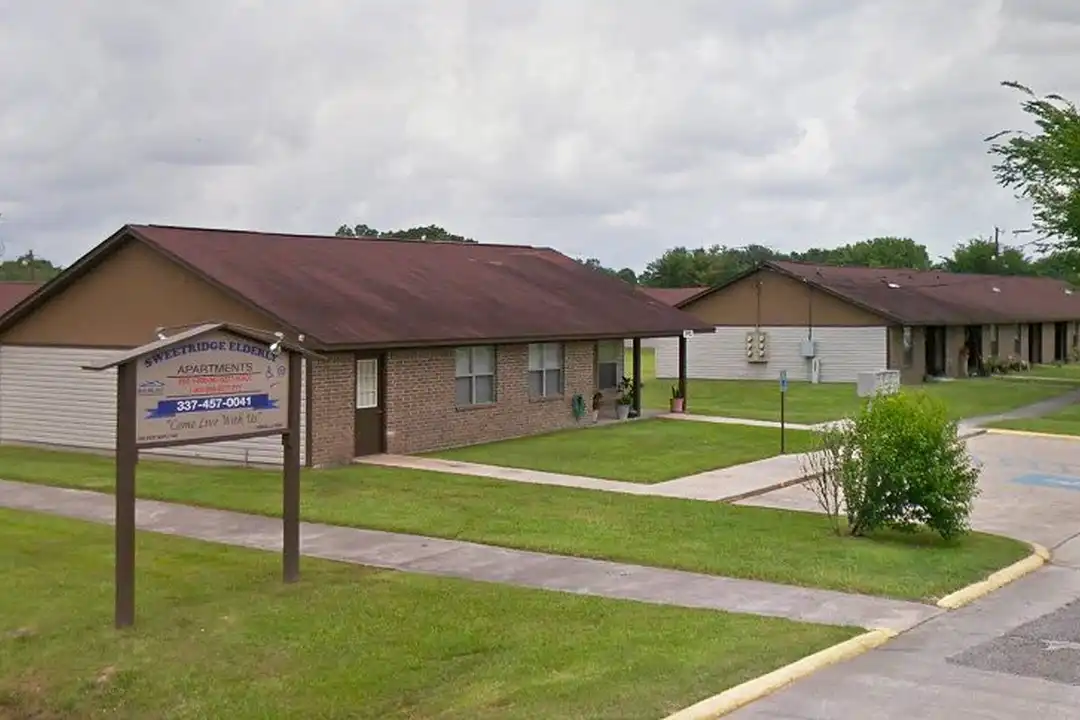 1500 W Maple Ave unit 101 – photo 1 of 6