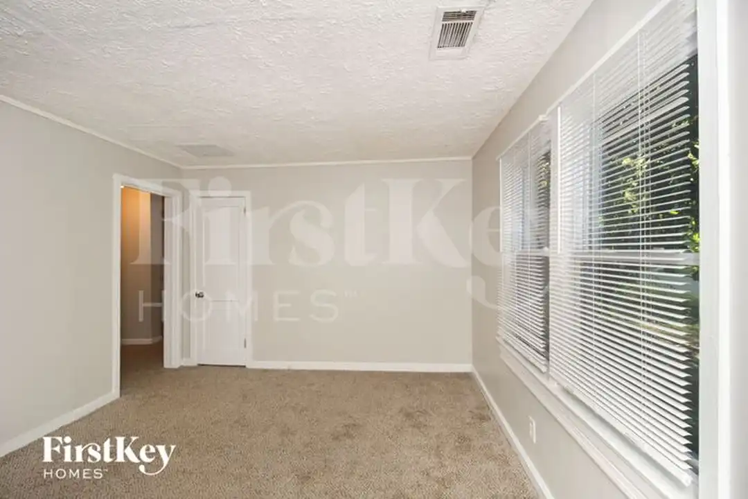 1800 Oakmont Dr NW - View 5
