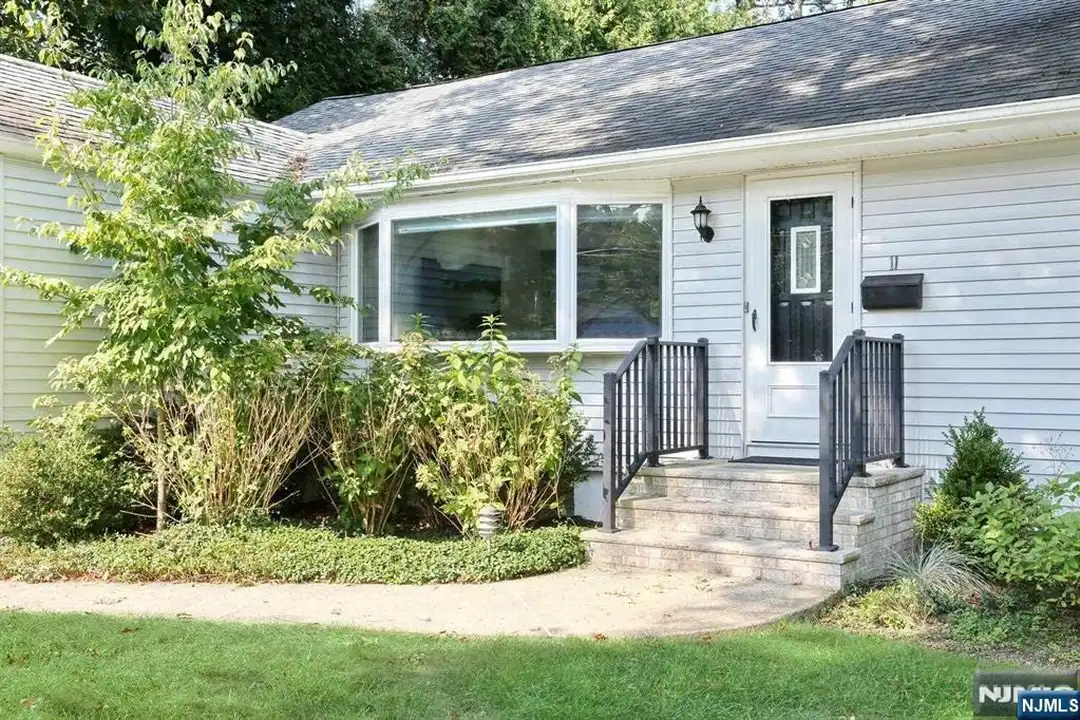 House in Cresskill - View 4