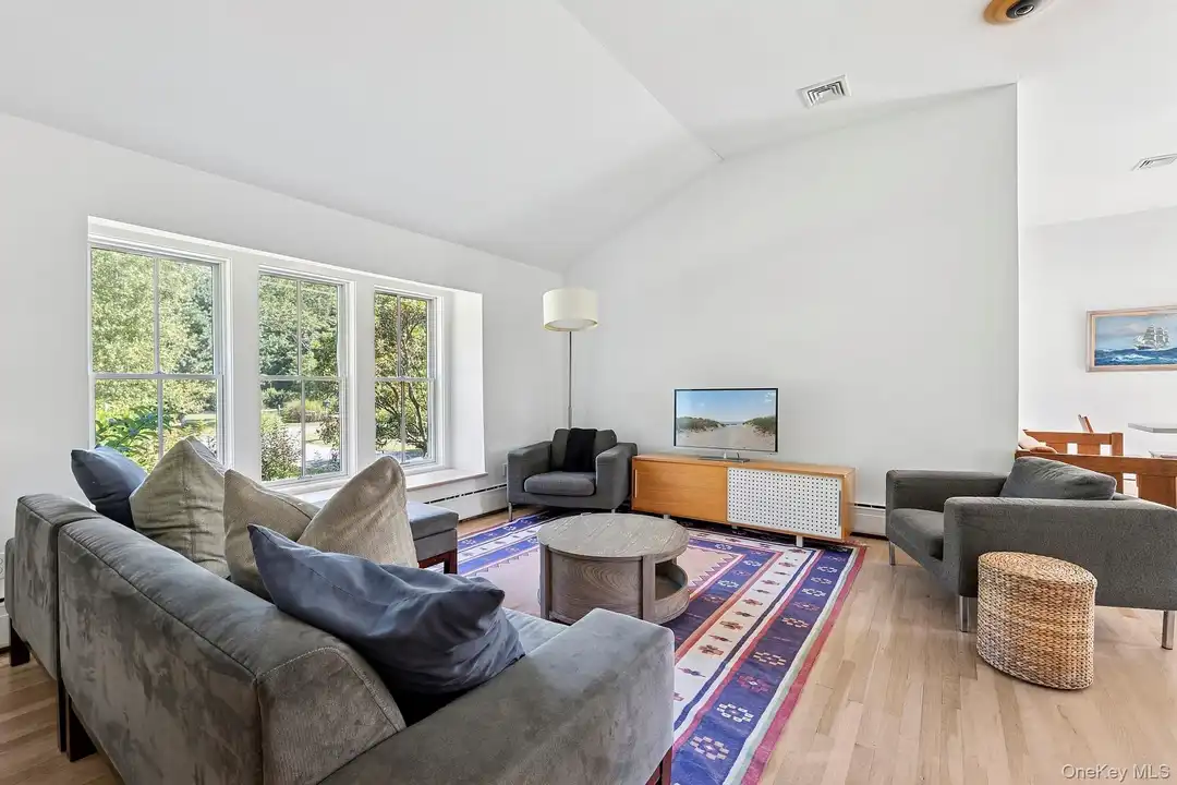 35 Bayberry Ln – photo 1 of 15