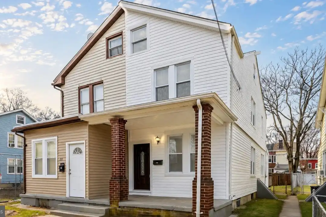 209 Woodlawn Ave – photo 1 of 16