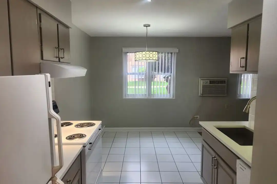 Apartment in Rogers Park Township, West Ridge - View 3