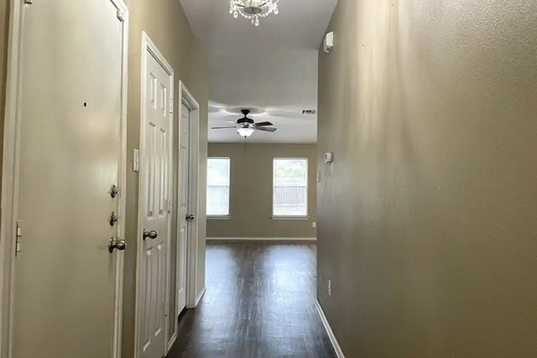 289 Lake Washington Dr - View 3