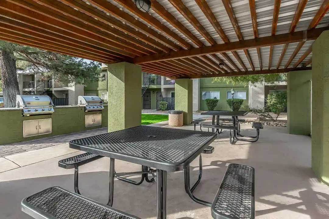 Green Leaf At Broadway – photo 1
