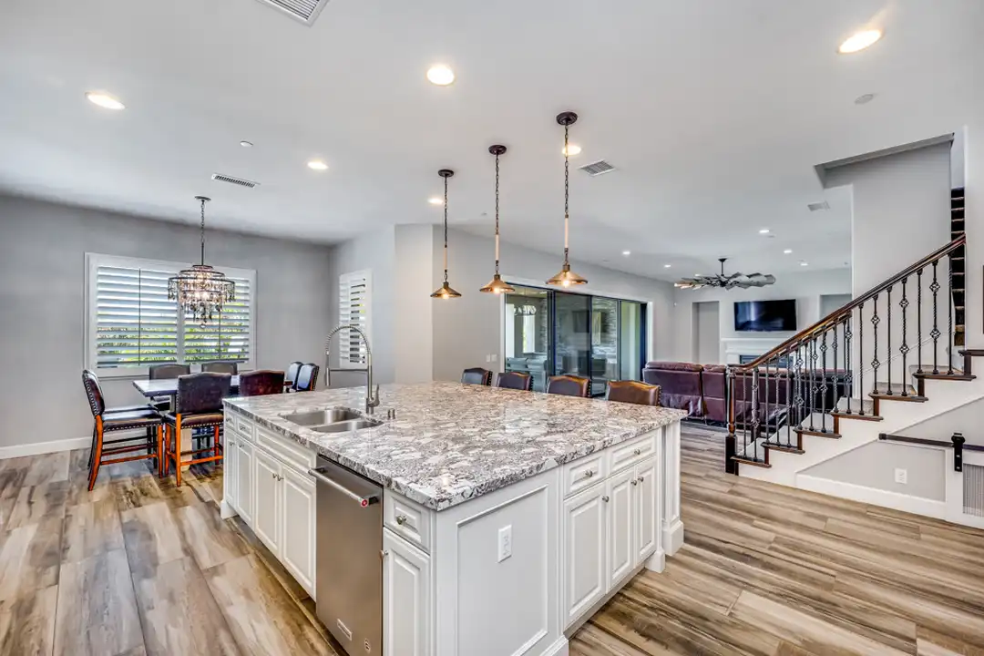 7377 Woods Ct - More