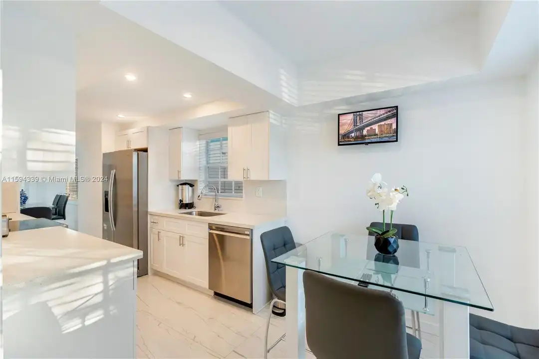 Apartment in Surfside - View 2