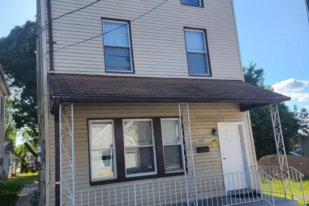 211 Broad St – photo 1 of 18