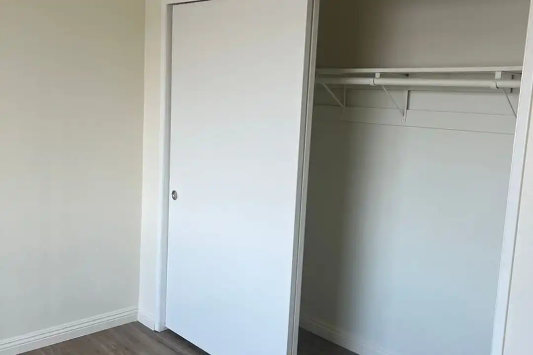 Apartment in Hawthorne - View 3