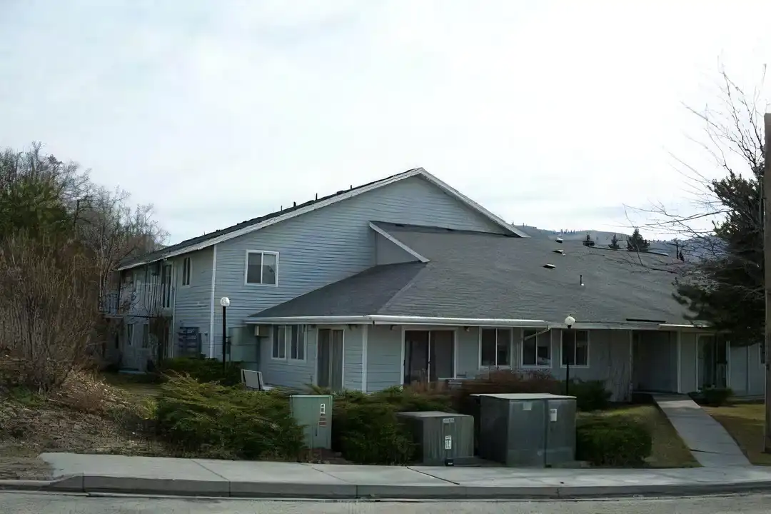 515 S Tonasket Ave unit 102 - View 2