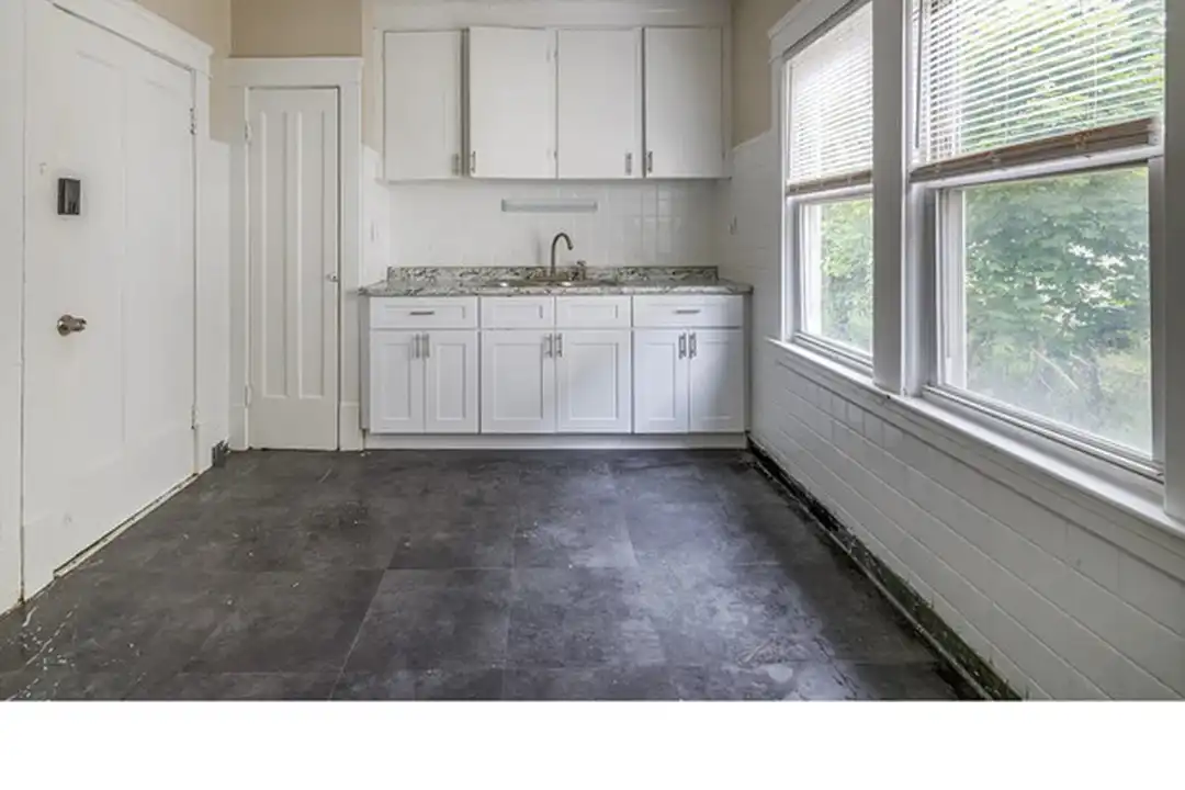 12401 Parkhill Ave – pohled 4
