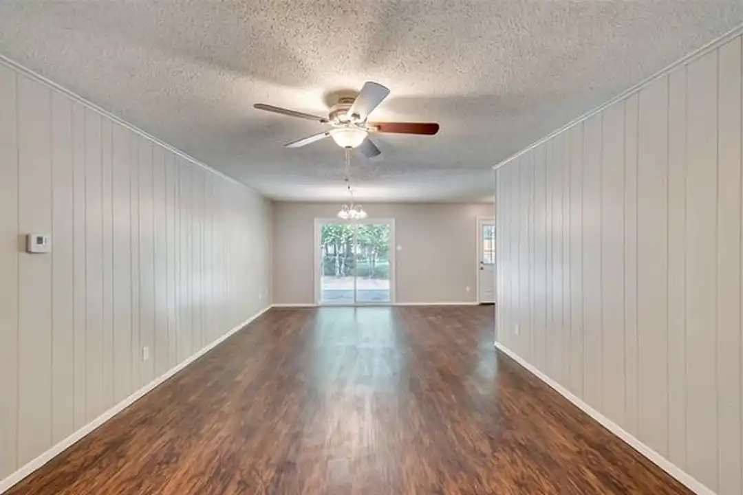 2833 Kingsbury Ave - View 4