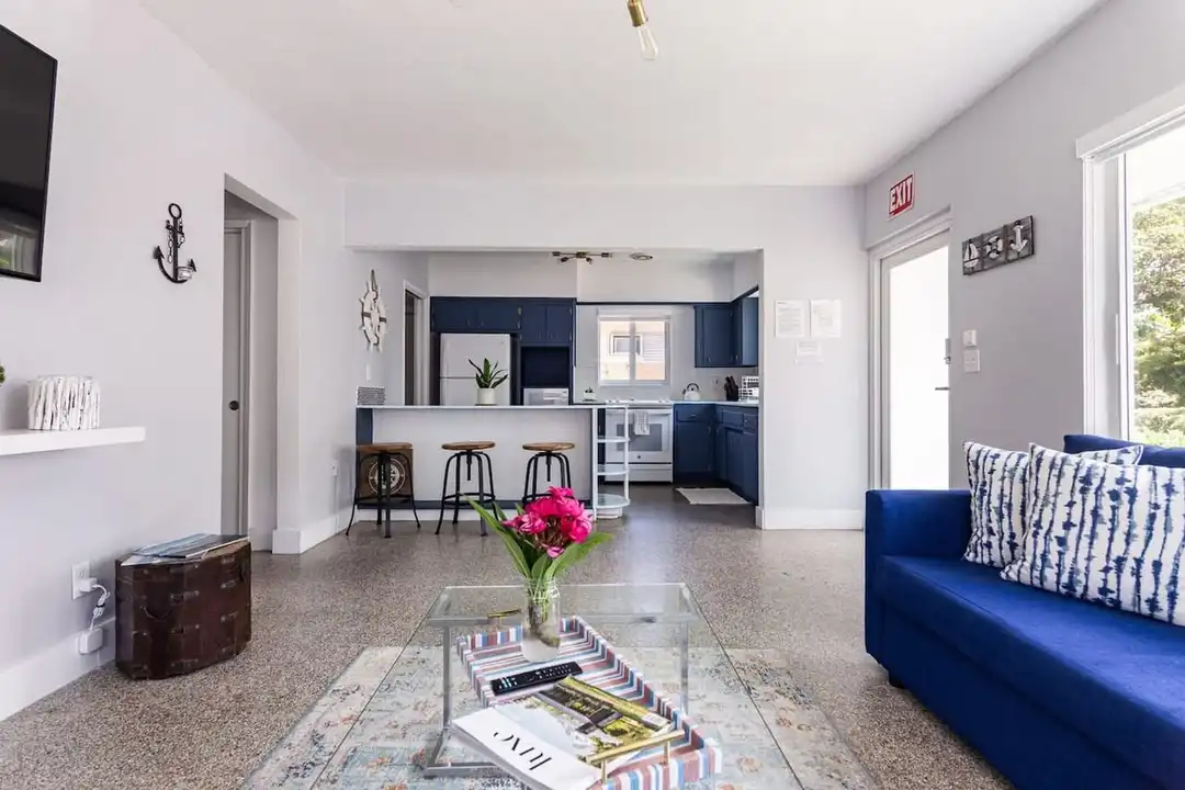 Apartment in Hollywood - More