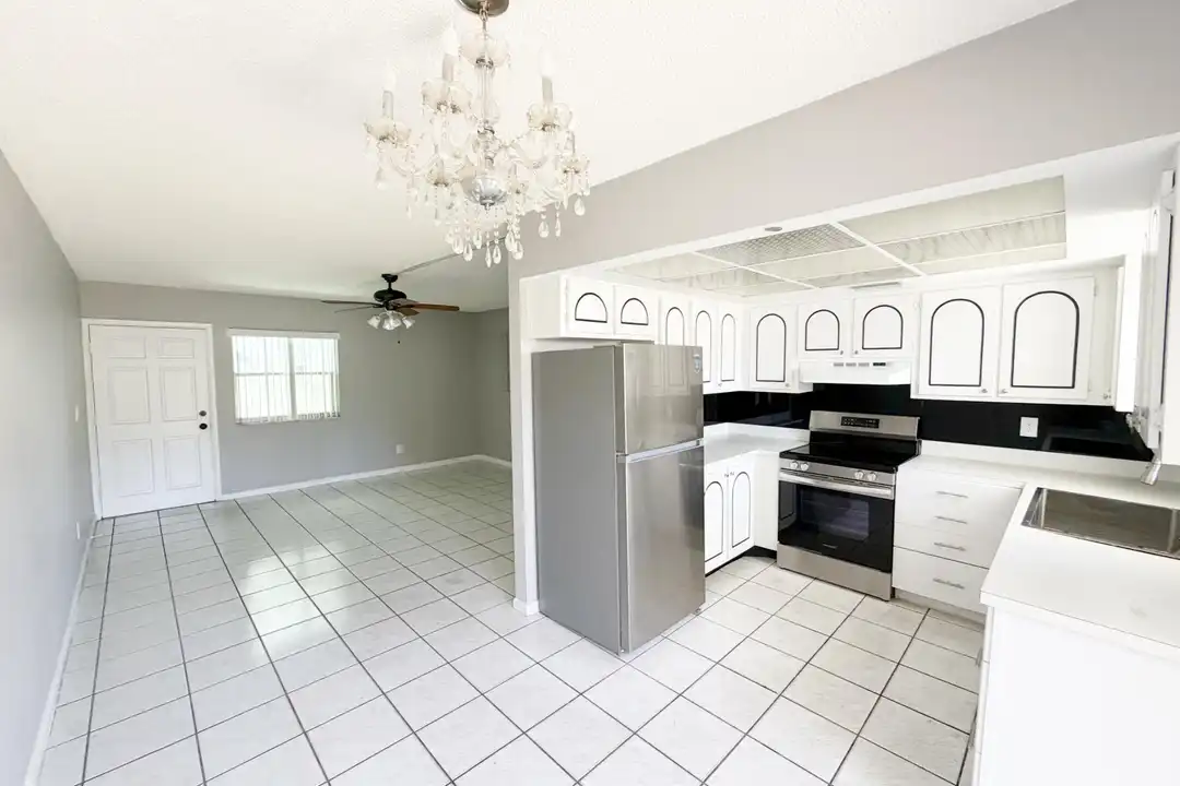320 SW 1st St - View 4