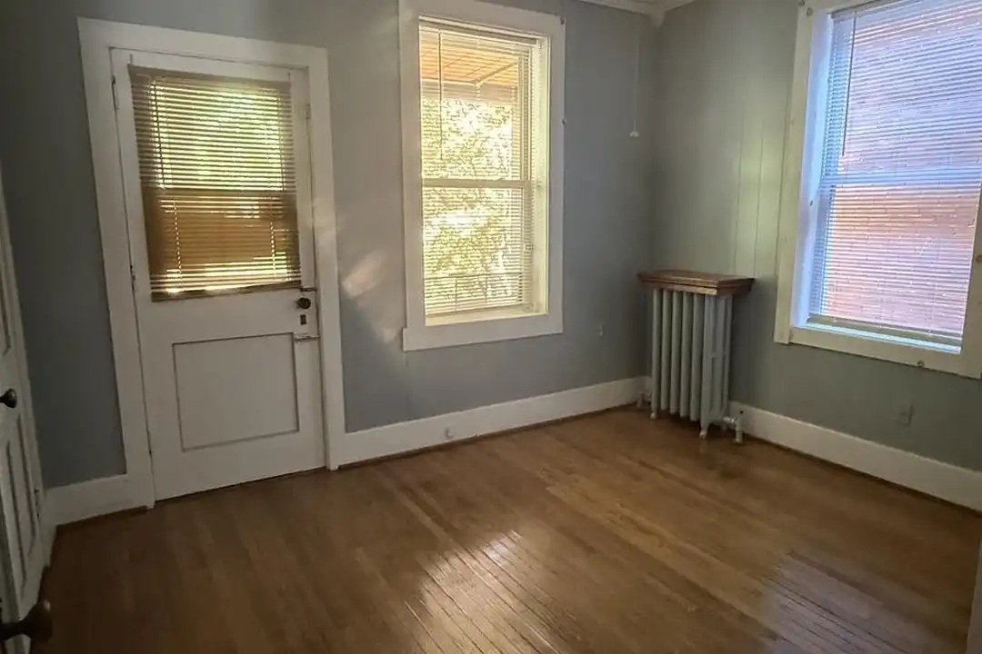 609 E Commerce St - More