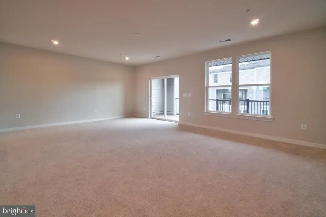 20285 Newfoundland Sq - View 6