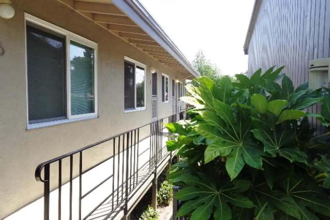 20200 Forest Ave – photo 1 of 20