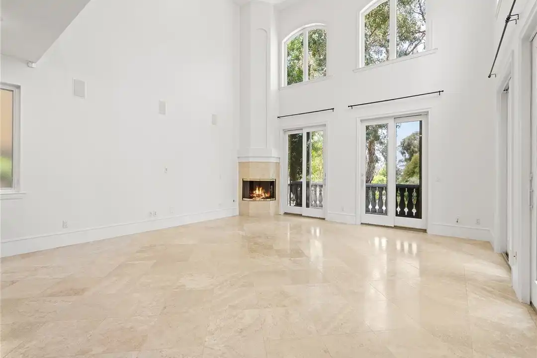 3210 N Ardmore Ave - View 4