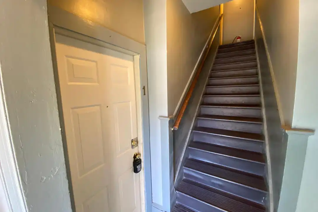 1003 Kenmore Ave unit 1 - View 4