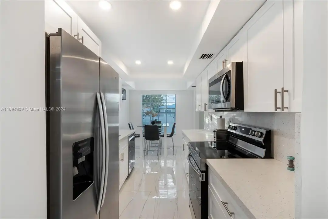 Apartment in Surfside - View 4