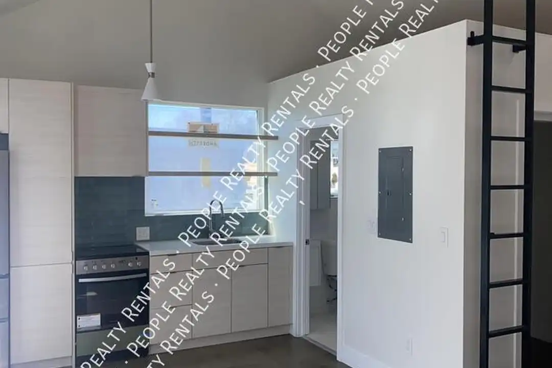 House in Bakersfield - View 3