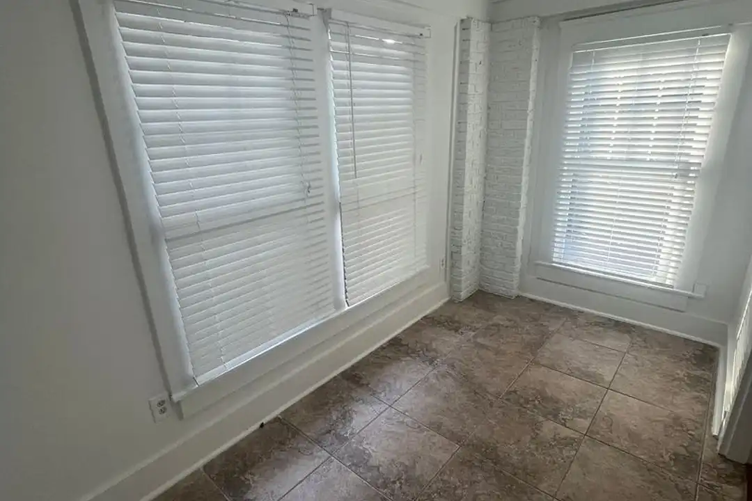 123 Stonewall St unit 2 – pohled 2