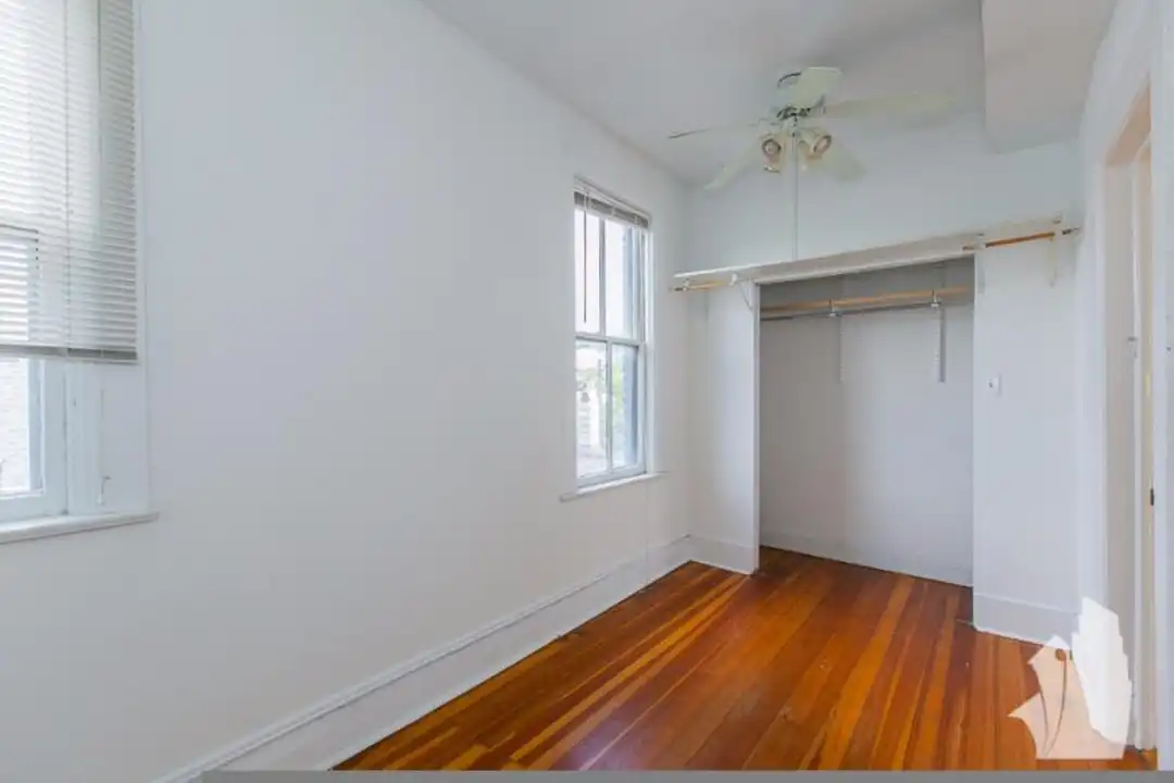 2315 N Southport Ave – další