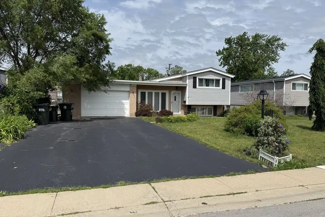 House in Glenview - View 2