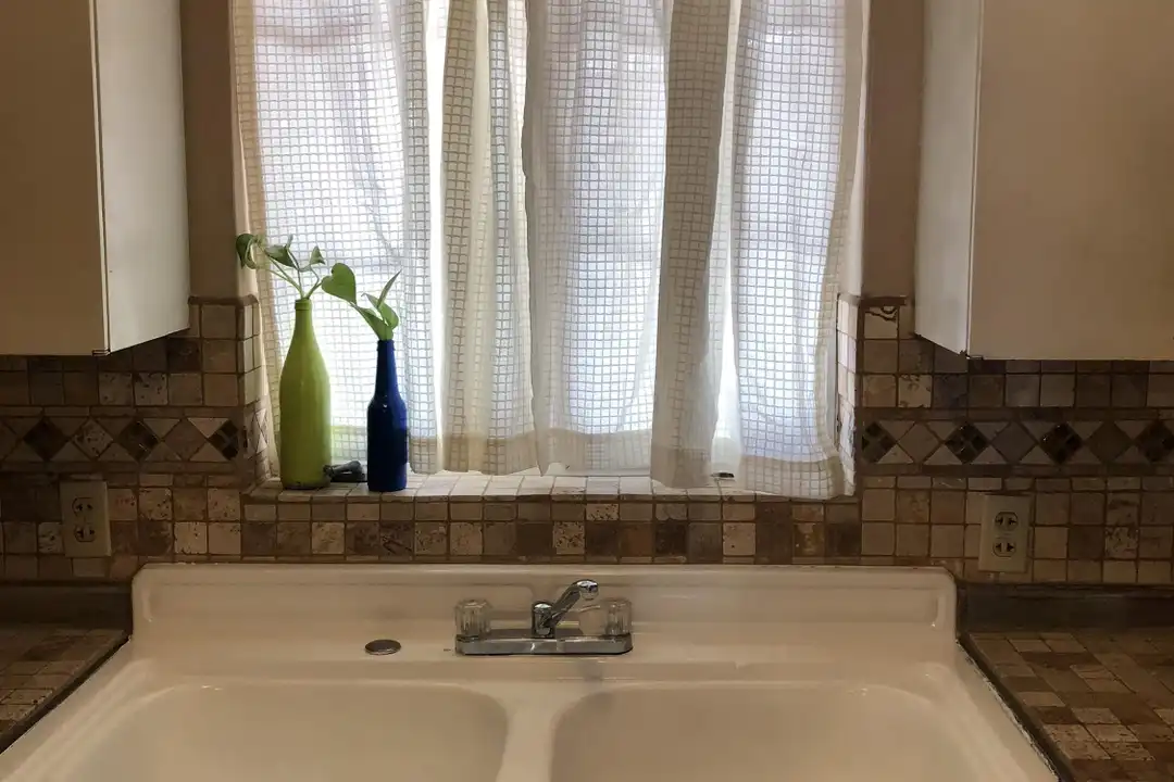 1323 E 9th St - View 3