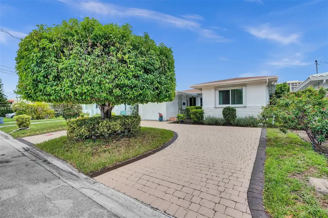 8851 Byron Ave - View 4