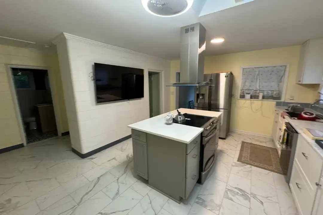 1305 Lynn Rd - More